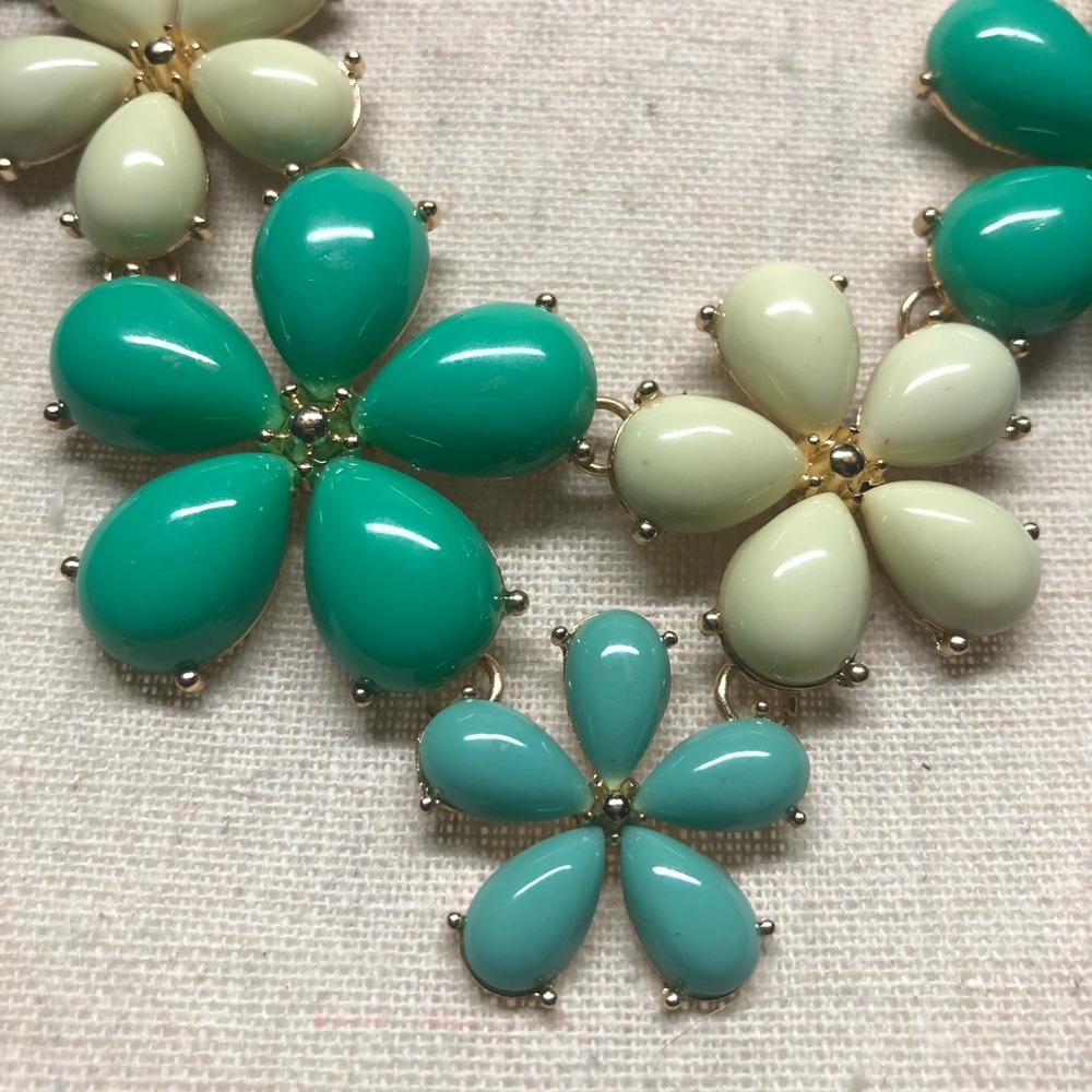 Beautiful Flower statement necklace - Picture 2 of 3